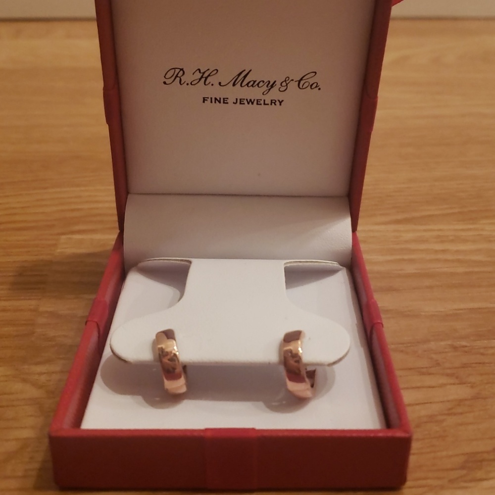 Gold earings they are gold/rose gold